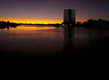 Carrasco Boating Vista edificio anochecer